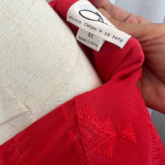 Red maxi dress sheet material body line except for arm. - Picture 13 of 15